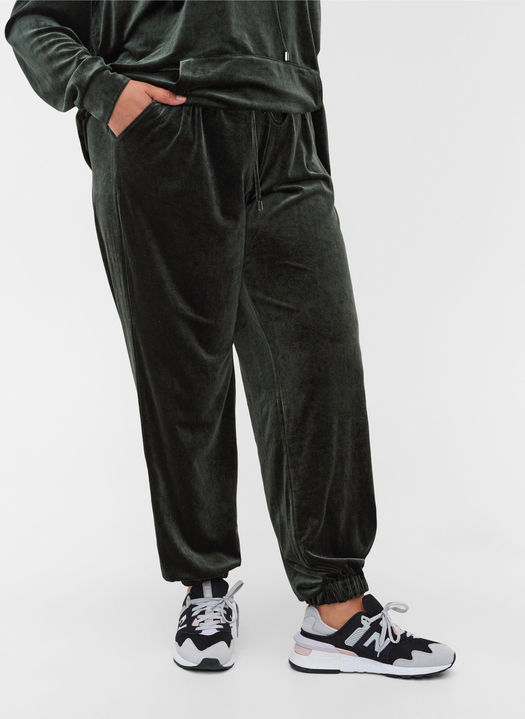 Loose velour sweatpants with pockets