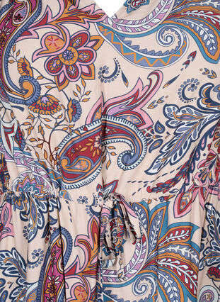 Zizzifashion Short sleeve viscose dress in a paisley print, Sand Do. Paisley AOP, Packshot image number 2