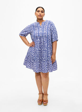 Zizzifashion Short viscose dress with lace trim and A-line cut, M. Blue Flower AOP, Model image number 2