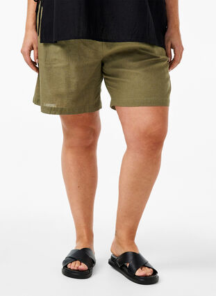 Zizzifashion Loose shorts in cotton blend with linen, Deep Lichen Green, Model image number 2