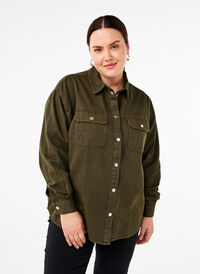 Solid-colored denim shirt with chest pockets, Forest Night, Model