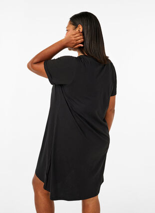 Zizzifashion Short-sleeved nightgown in organic cotton, Black Be Strong , Model image number 1