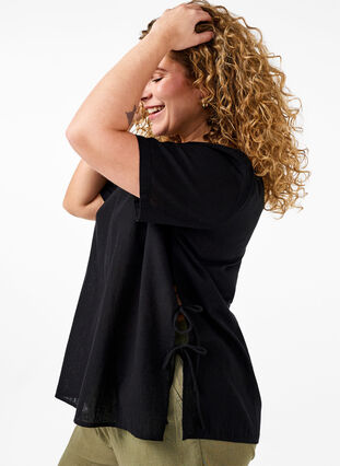 Zizzifashion Short-sleeved blouse in a cotton blend with linen and lace detail, Black, Model image number 2