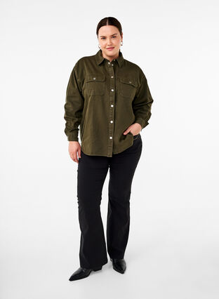 Zizzifashion Solid-colored denim shirt with chest pockets, Forest Night, Model image number 2