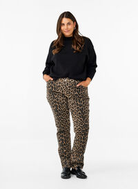 Emily jeans with leopard print, Leo AOP, Model