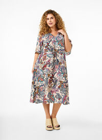 Short sleeve viscose dress in a paisley print, Sand Do. Paisley AOP, Model