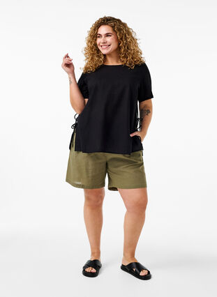 Zizzifashion Loose shorts in cotton blend with linen, Deep Lichen Green, Model image number 3