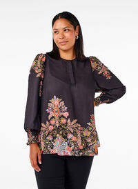 Blouse with paisley print, Black Paisley, Model