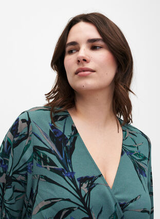 Zizzifashion Printed wrap dress with short sleeves , Sea Pine Leaf AOP, Model image number 2