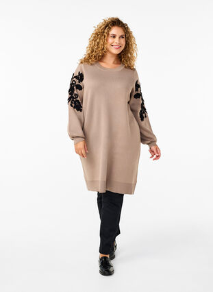 Zizzifashion Knitted dress with embroidery details, Desert Taupe Comb, Model image number 2