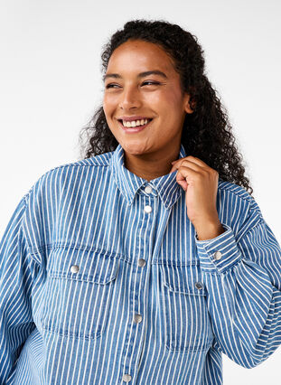 Zizzifashion Solid-colored denim shirt with chest pockets, Light B.Denim Stripe, Model image number 2