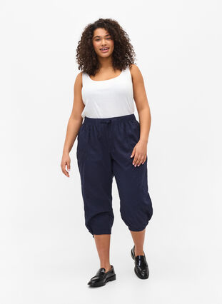 Zizzifashion Loose cropped trousers in cotton, Night Sky, Model image number 3