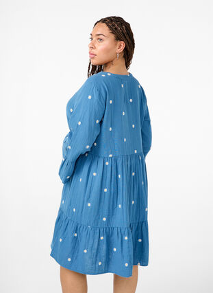 Zizzifashion Soft cotton dress with embroidered flowers, Blue Horizon Daisy, Model image number 1