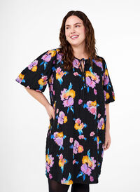 Dress with short puff sleeves and floral print, Black w. flower AOP, Model