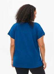 Loose training t-shirt with v-neck, Blue Opal, Model