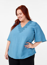 Viscose blouse with v-neck and embroidery detail, Blue Heaven, Model