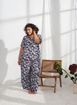 Zizzifashion Printed pyjama top in viscose, Black Blue Flower, Image image number 0