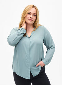 Solid colour shirt with v-neck, Chinois Green, Model